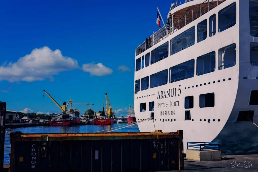 Le fameux Aranui 5 est à quai ! Ce navire unique a - 2