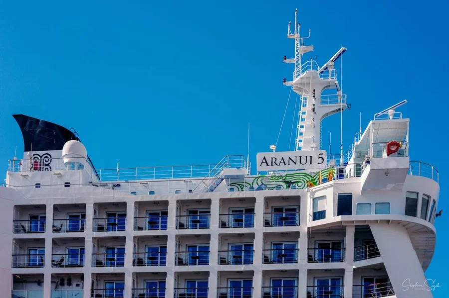 Le fameux Aranui 5 est à quai ! Ce navire unique a - 3