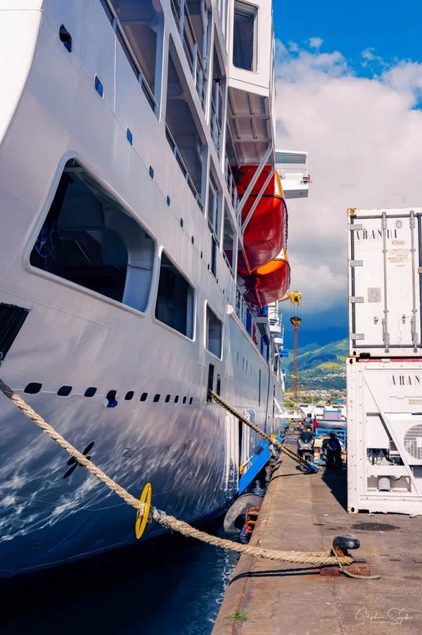 Le fameux Aranui 5 est à quai ! Ce navire unique a - 6