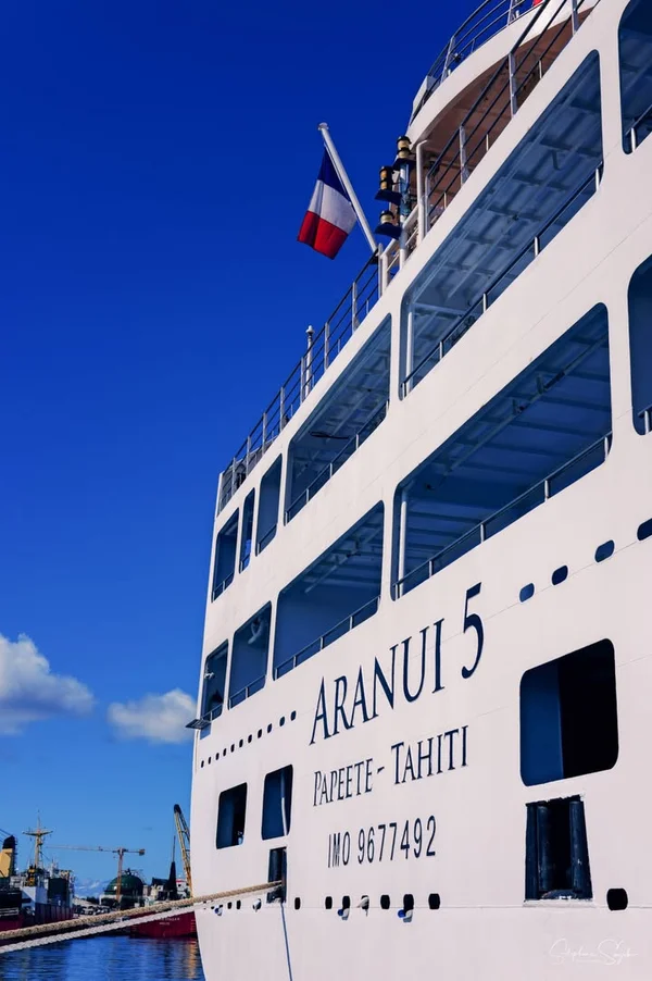 Le fameux Aranui 5 est à quai ! Ce navire unique a - 7