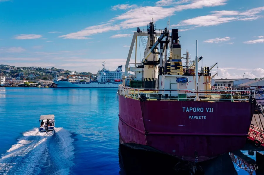 Le fameux Aranui 5 est à quai ! Ce navire unique a - 9