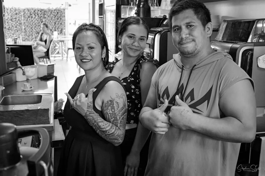 Portraits de rue à Papeete (Tahiti). Māuruuru roa  - 5