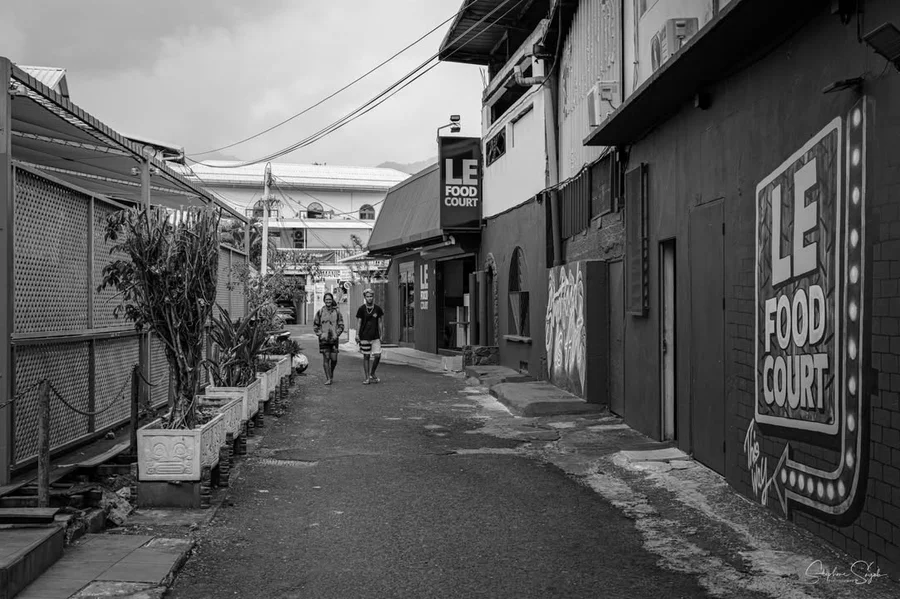 Les visages du quotidien à Papeete. Sous un ciel c - 2