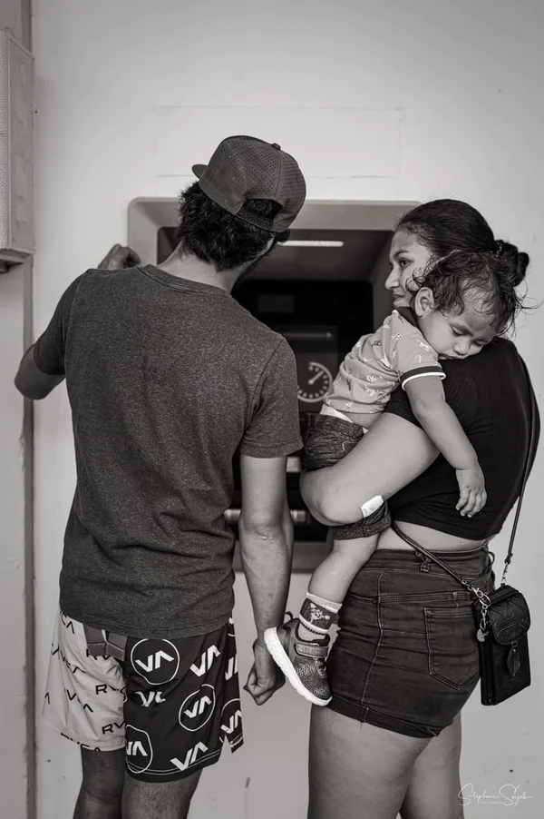 Les visages du quotidien à Papeete. Sous un ciel c - 12