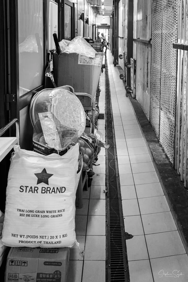 Les visages du quotidien à Papeete. Sous un ciel c - 13