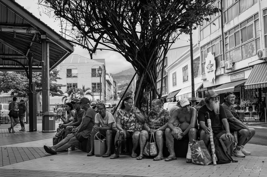 Les visages du quotidien à Papeete. Sous un ciel c - 3