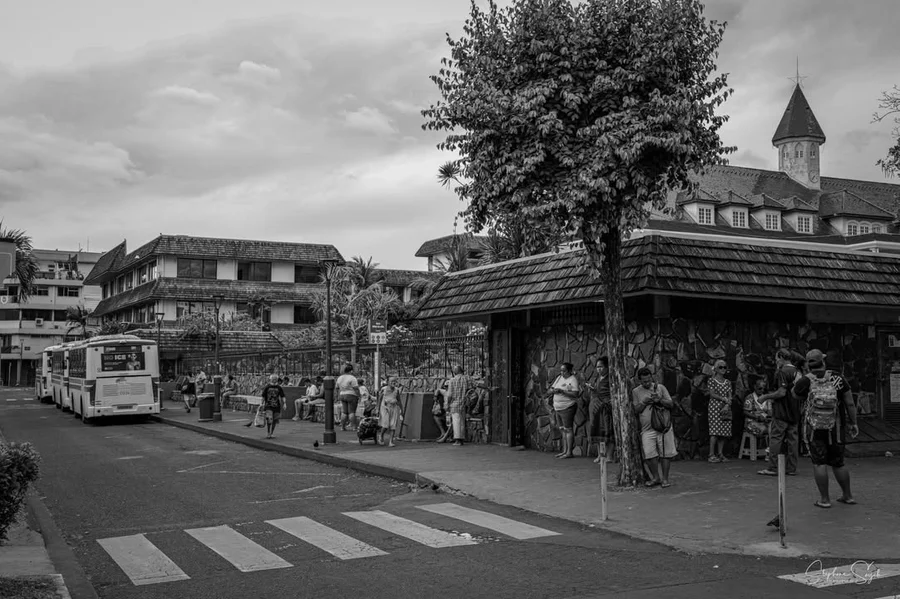 Les visages du quotidien à Papeete. Sous un ciel c - 4
