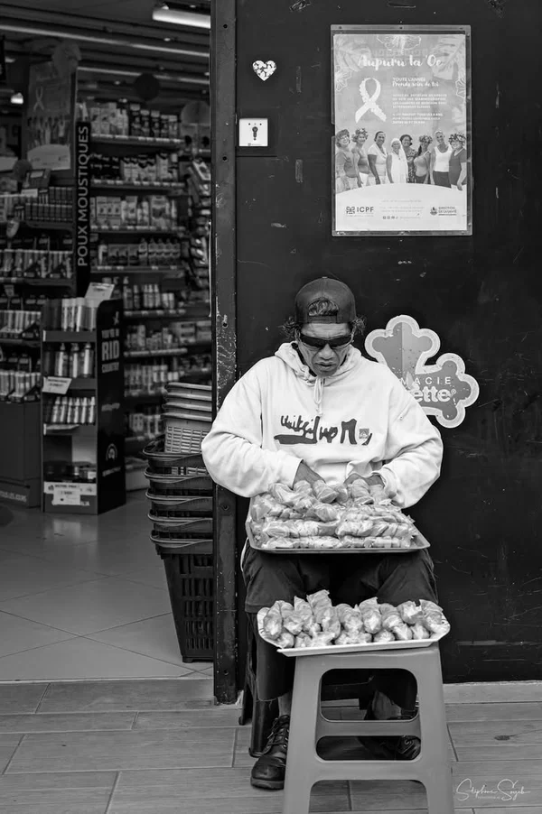 Les visages du quotidien à Papeete. Sous un ciel c - 7