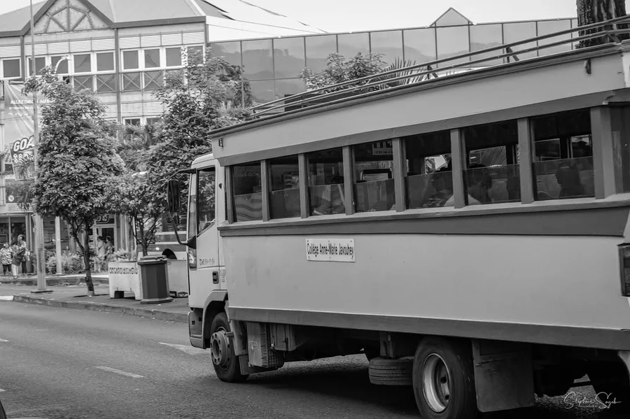 Les visages du quotidien à Papeete. Sous un ciel c - 9