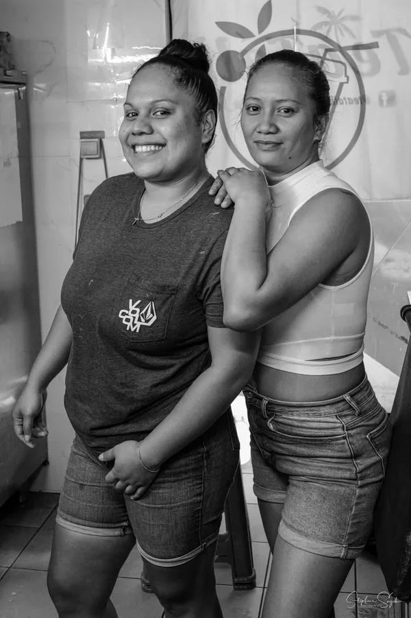 Les visages du quotidien à Papeete. Sous un ciel c - 10