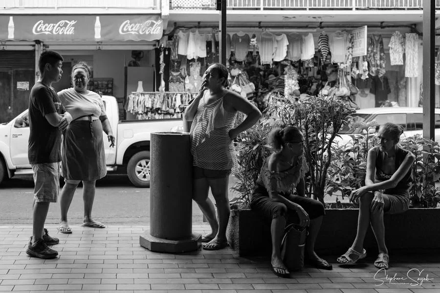 Hier, au cœur de Papeete, sous les auvents usés du - 2