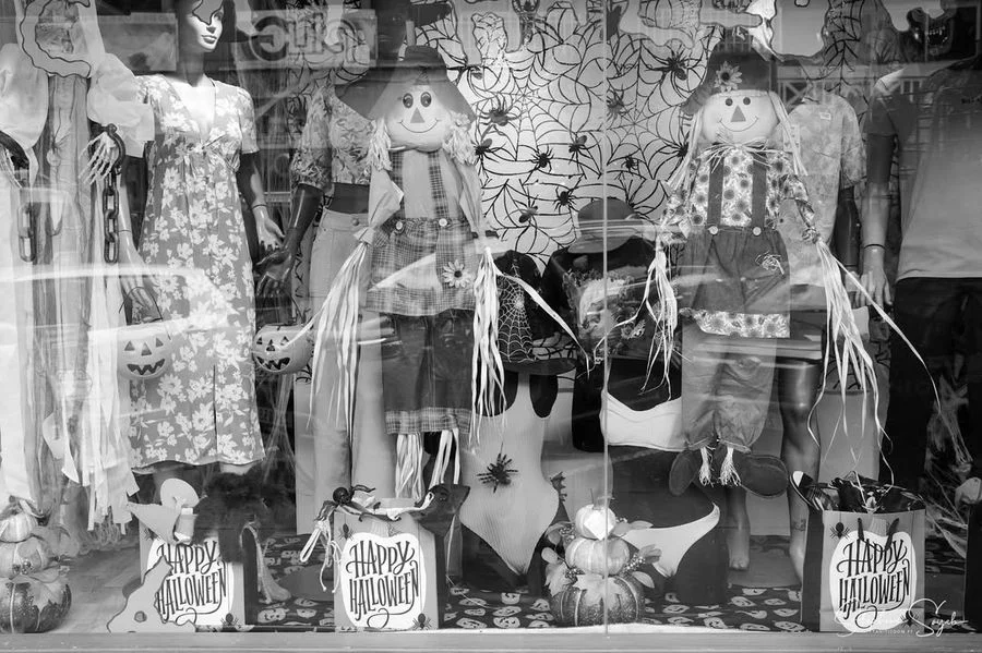 Hier, au cœur de Papeete, sous les auvents usés du - 11