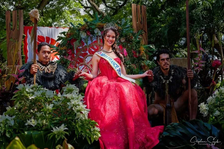 Comme une vahine sortie d’un rêve marquisien, drap - Photo 11