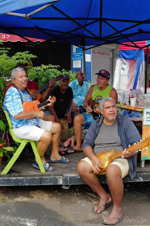 Sous la pluie fine de ce dimanche matin, le marché - 11