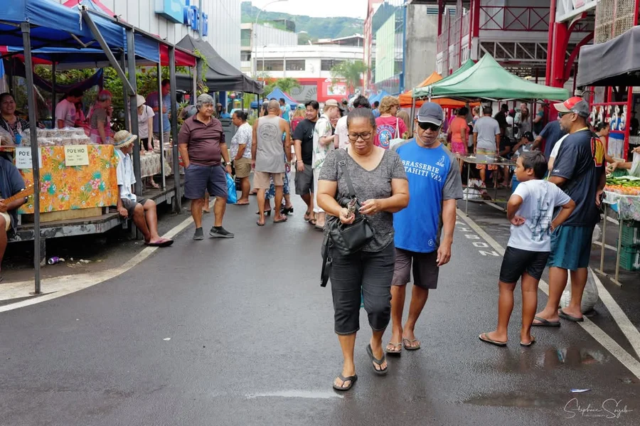 Sous la pluie fine de ce dimanche matin, le marché - 13