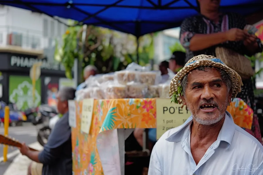 Sous la pluie fine de ce dimanche matin, le marché - 10
